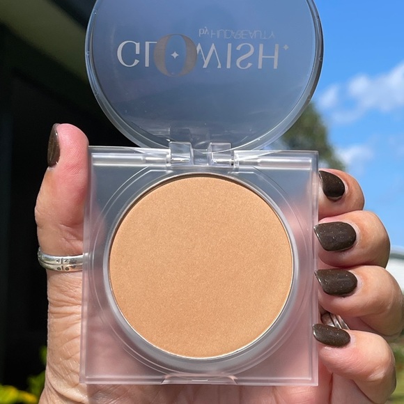 HUDA BEAUTY GloWish Luminous Pressed Powder In 05 Medium - Picture 8 of 12